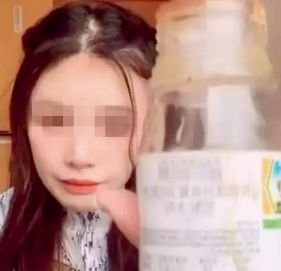 （视频截图）“罗小猫猫子”在直播中展示了农药。