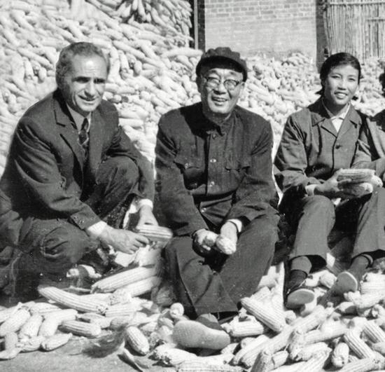 ▲上世纪七十年代，陈希愈（中）在农村调研。