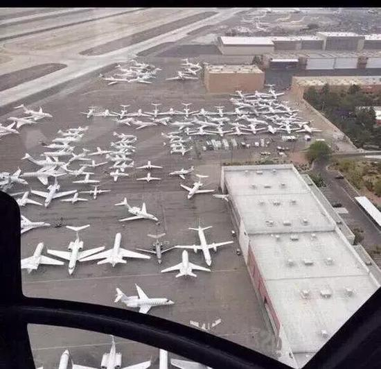 婚礼开始后，Mukesh的宠娃狂魔本性又上演了。