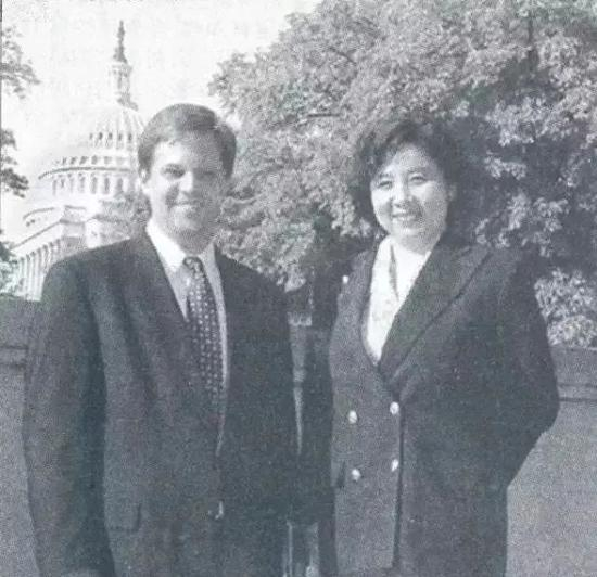  ·冯丹龙与会议组织者合影。