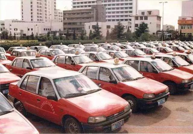 ▲ 进入九十年代中期，夏利成为各大城市出租车的主力车型 / 网络