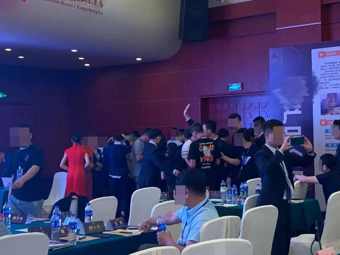 △招商会排队加盟交钱的加盟商们