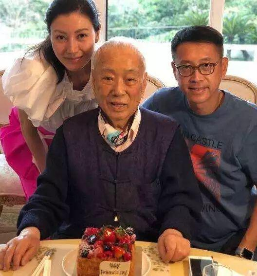 　　许世勋（中）与李嘉欣、许晋亨