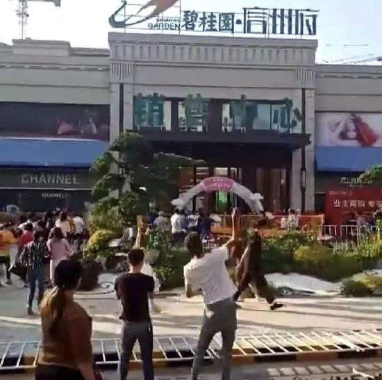 国庆上饶碧桂园，朝降价的售楼部扔石头的愤怒业主