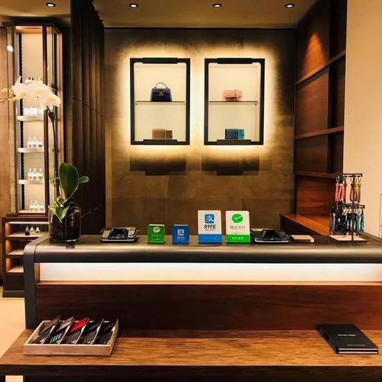 ▲一家美国奢侈品商店提供支付宝与微信支付