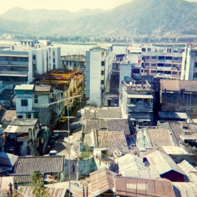 　1979年，为配合中国改革开放，宝安县升格为深圳市，将原本的宝安县西北面的一处改为宝安区，撤销宝安县，并设深圳经济特区