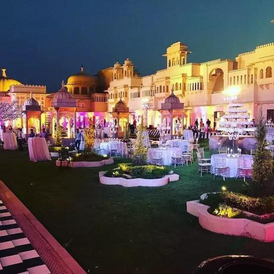 在网拍的视频里，看到了被称为“印度第一美女”的妈妈出场领舞。