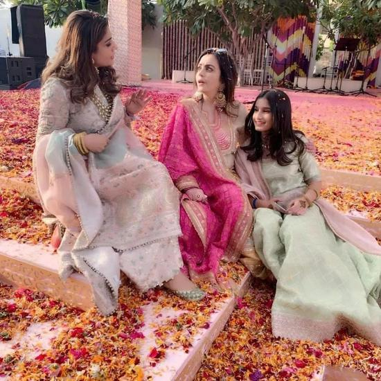 甚至把印度歌舞片搬到了现场。