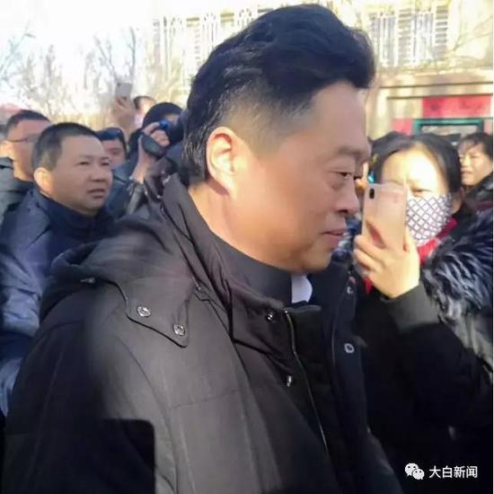 群众送别张维申现场图，来源于网络