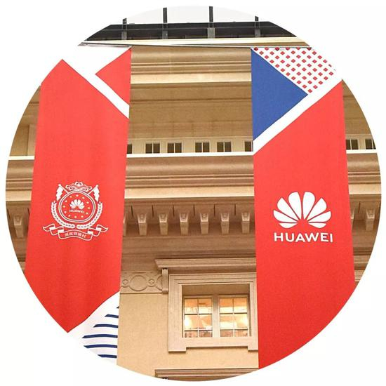 从这栋楼的另一个门出来，拐了个弯，就要下楼去坐心心念的小火车了。