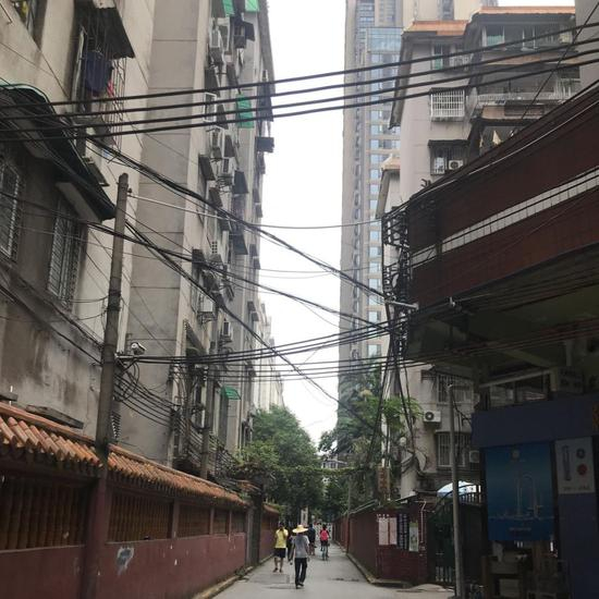 （泊寓五羊邨店位于右边高层小区里）