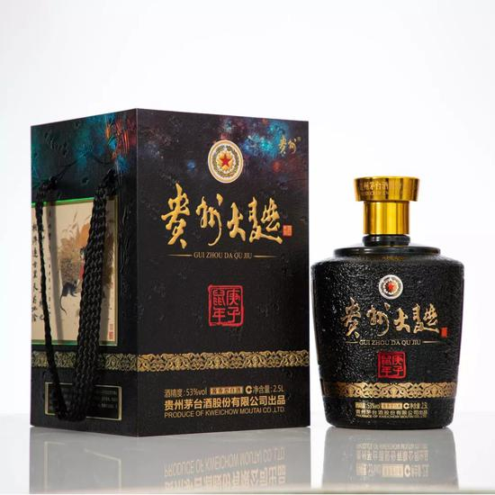 贵州大曲庚子鼠年生肖酒规格为2.5L，特邀著名画家于文江先生绘制《鼠兆丰年》，书法家李明先生题字，寓意吉祥富贵。