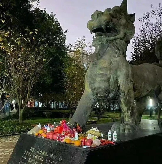 　　法考前学生组队拜神兽獬豸（图源：微博）