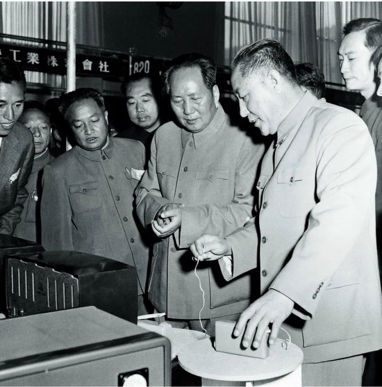 △1956年10月6日，毛泽东同志听取中国贸促会主席南汉宸介绍在日本商品展览会上展出的半导体收音机