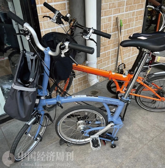 　　目前最火的两款折叠车。拍摄：《中国经济周刊》记者 马铭悦