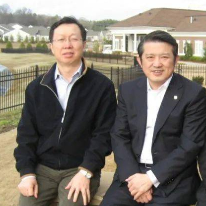 陈东升（右）与任道德（左）