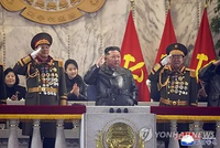 朝鲜阅兵现场，武装力量方阵齐声高喊“誓死拥护金正恩”，三声"万岁"震天响，金正恩竖大拇指点赞