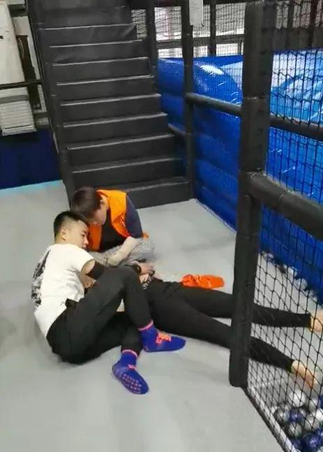 琪琪摔伤后被抬出海洋球池