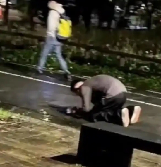 ▲汪小菲在台北街头淋雨。图片来自网络。