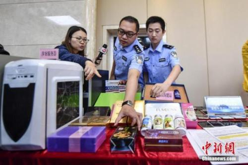 资料图：2017年5月11日，警方向媒体介绍涉案的虚假保健品。&nbsp;中新社记者 陈骥旻 摄
