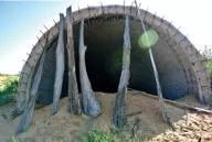 （生于 1960 年的刘娟待人处事周到，17 岁中学毕业后曾在安康文工团工作。1993年，刘娟着手创立了“益业有限公司”，自 1994 年开始相继在国内开发建设了“西安新时代广场”“西安益业国际广场”“太兴生态农庄”等项目。）