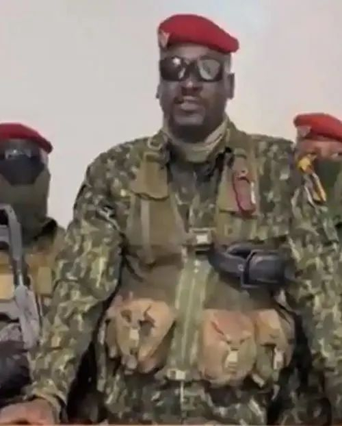 身着军装的杜姆比亚社交媒体图