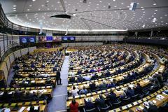 欧洲议会通过脱欧协议 议员合唱友谊地久天长(视频）