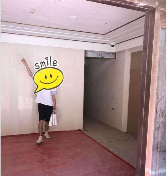 交房时，业主们看到的大堂是这样的。他们确认了几次，发现没走错