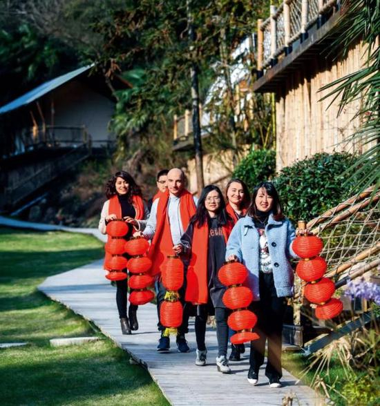 ↑浙江省杭州市临安区的乡村民宿——“慕仁民宿”迎来一批外国友人 徐昱摄