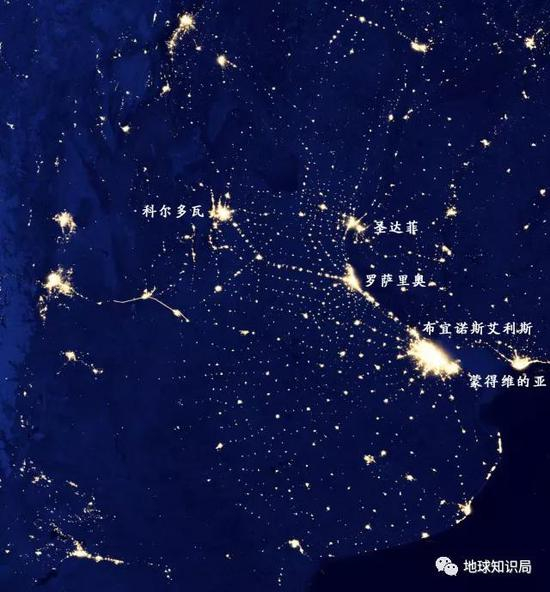 　　世界上只有阿根廷的灯光是如此整齐而优美，这背后则是广阔而平坦的潘帕斯（以及越来越大的农场规模）