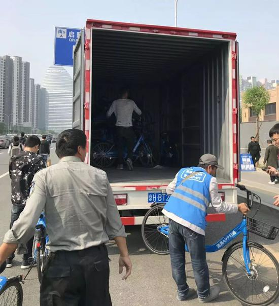 这是今年我自己在望京地铁站出口拍到的共享单车调度车辆，望京的每个早高峰都能看到这样的场景