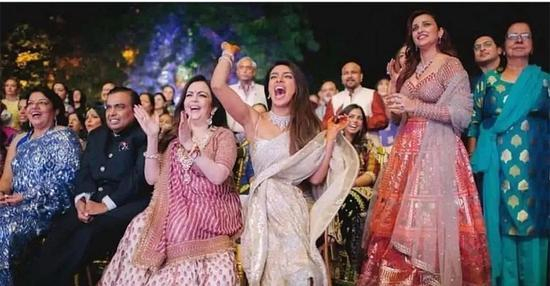 婚礼前仪式都按照印度传统婚礼的要求举行。就是场地大了点，一个宫殿式酒店。