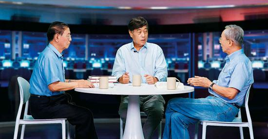 （左起：胡德平、王波明、章百家）