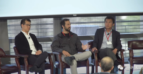 　　5月3日，特斯拉动力总成副总裁德鲁（中）在斯坦福分享他个人及特斯拉在电池和能源方面的进展。右：Yi Cui（斯坦福材料科学工程系教授）。左：Will Chueh（斯坦福材料科学工程系副教授）