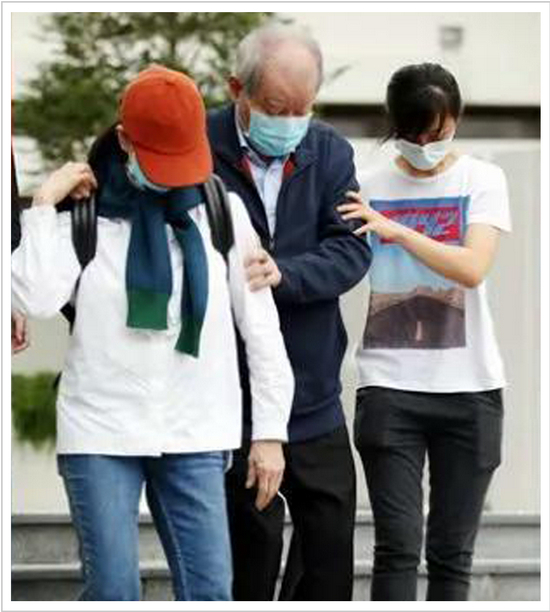 ▲林恩强在搀扶下出庭&nbsp;&nbsp;来源：Straitstimes