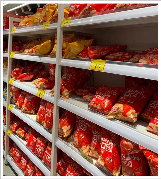 ▲被不知名品牌虾条占满的货架&nbsp;来源：张女士供图