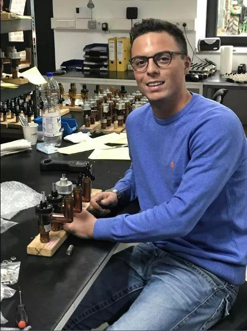 正在学习制作航空阀门的19岁男孩Tillmann