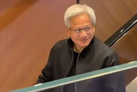 黄仁勋现身北京吃云南菜，此前在上海逛菜市场