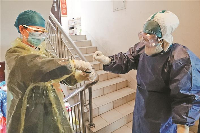 连日来，龙岗区南坑社区工作站人员、民警、社康医生三人组，对辖区内1月29日及以后返深的居家隔离首批医学观察人员进行现场采样送检。采样、发放三书、贴封条、掌握信息和行踪一并开展。深圳特区报记者 程海昆 摄