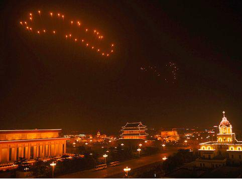 2008年8月8日晚，北京奥运会开幕式燃放焰火《历史足迹》。这是在天安门广场上空拍摄的“脚印”。新华社发