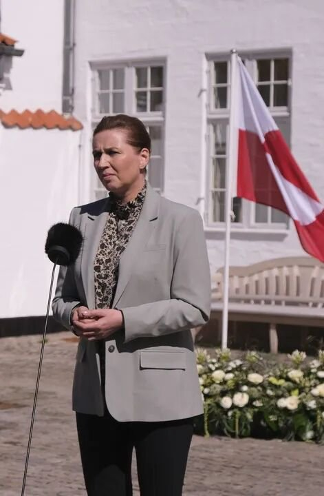 2025年4月27日，在丹麦哥本哈根附近的马林堡，丹麦首相弗雷泽里克森回答记者提问。新华社记者张玉亮摄