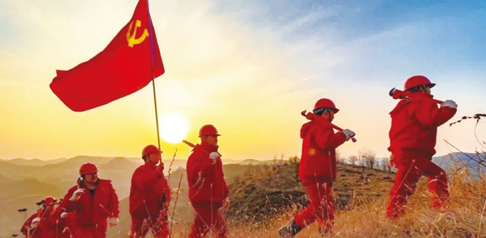 　50年来，几代长庆石油人大力弘扬“苦干实干”“三老四严”为核心的石油精神，在党的领导下凝聚起了干事创业的伟大力量。图为2020年9月14日，长庆安塞油田党员先锋队经过一夜的设备保温、保路拉油和管线巡查工作，迎来了新一天的曙光。 长庆油田供图 刘莹/摄