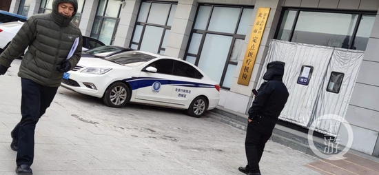 ▲医院大门紧闭已暂停营业，门外停有卫生监督执法车。摄影/上游新闻记者 李洪鹏