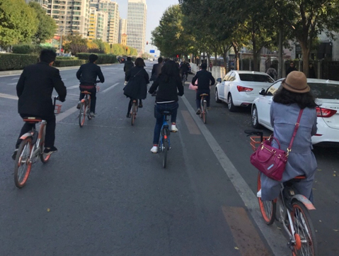  每日两次的骑车竞速赛。 图/微博：苏打怎么这么可爱