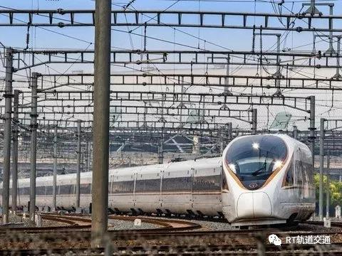 北京时间2018年7月1日，全球最长高铁列车——16辆长编组“复兴号”驶出北京南站（图源：VCG）&nbsp;