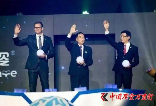 2016年4月2日，杨立基（中）和刘宇文（右）出席葆婴区域经销商大会