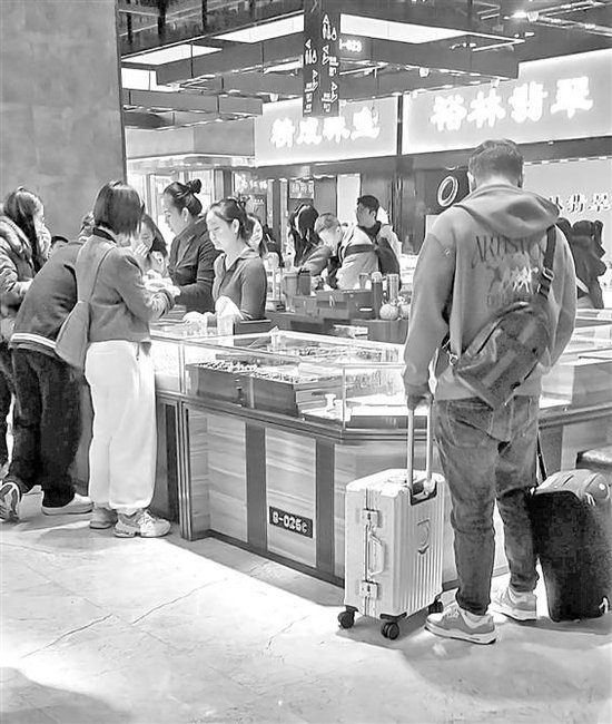 有外地游客表示，深圳水贝这边的价格比较实惠，所以前来“跨城”买金。 吴家明/摄 翟超/制图