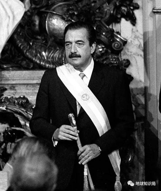 1983年10月激进公民联盟（UIC）的候选人RaúlAlfonsín获得52%的选票成为总统