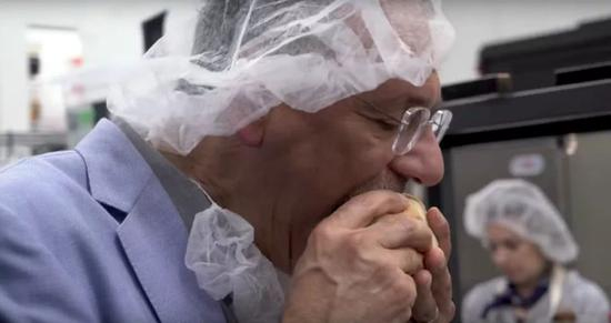 图|一位 YouTube 作者试吃 Beyond Meat 素肉汉堡（来源：CNET）