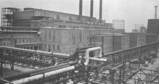 奥斯维辛集中营附近的法本厂房，1944年。屠杀犹太人的毒气也是法本提供的